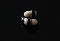 ANILLO ESMALTADO CON PERLAS...