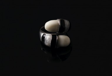 ANILLO ESMALTADO CON PERLAS DE CIERVO