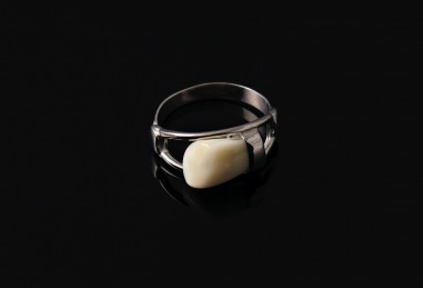 ANILLO OVALO SIMPLE CON PERLA DE CIERVO