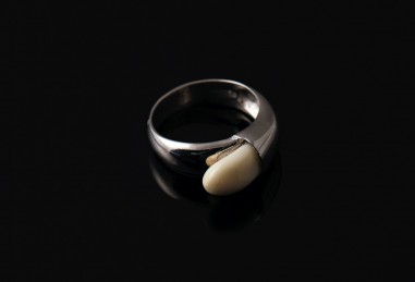 ANILLO SIMPLE CON PERLA DE CIERVO