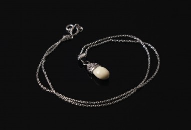 COLGANTE BELLOTA CON PERLA DE CIERVO