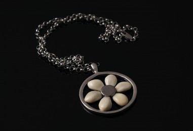 COLGANTE FLOR CON PERLAS DE CIERVO