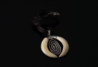 COLGANTE ONDAS Y NAVAJAS DE JABALI