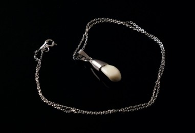COLGANTE SIMPLE CON PERLA DE CIERVO