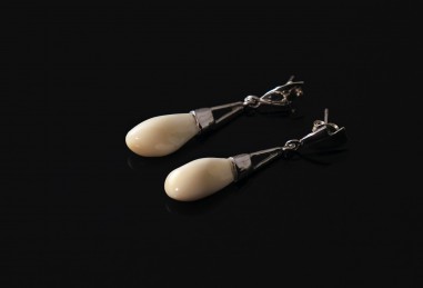 PENDIENTES LARGOS MUESCA CON PERLAS...