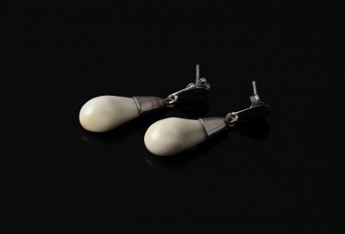PENDIENTES LARGOS SIMPLES CON PERLAS...