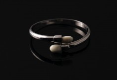 PULSERA RIGIDA CON PERLAS...