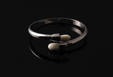 PULSERA RIGIDA CON PERLAS DE CIERVO
